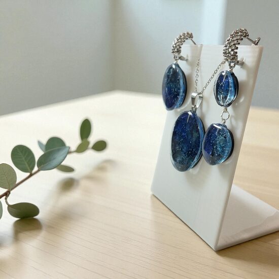 Auskari ar kulonu zilajos toņos