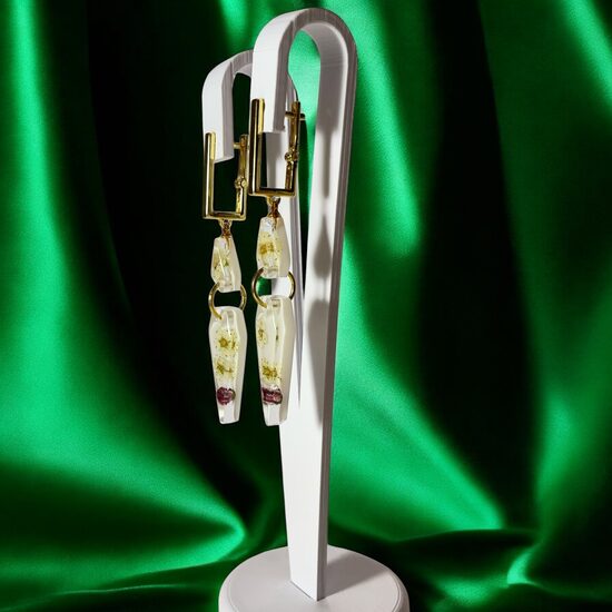 Balti auskari ar ziediem