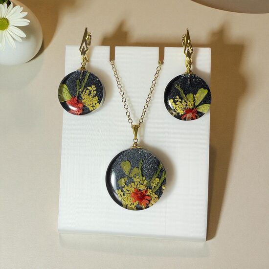 Rotu komplekts melnā perlamutra krāsā ar ziediem