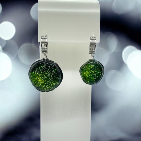 Auskari "Asimetriski zaļais kosmoss"