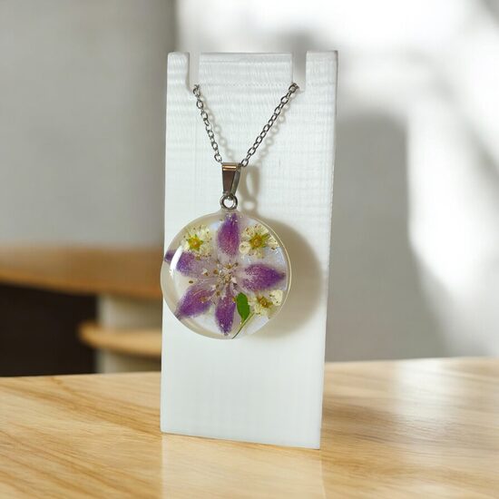 Balts kulons ar violetu ziedu