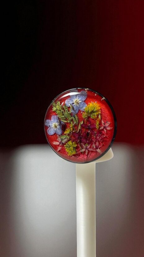 Sarkans gredzens ar neaizmirstulītēm