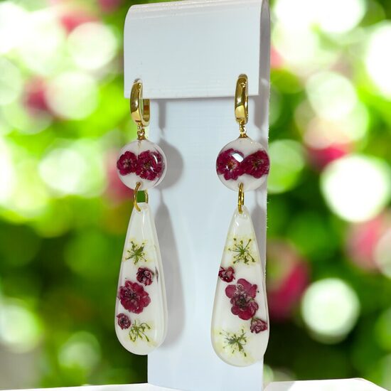 Balti auskari ar vilkābeles ziediem