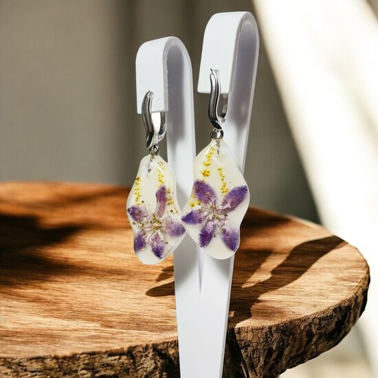 Balti auskari ar violetu ziedu