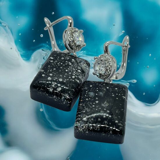 Auskari "Melnais kosmoss"