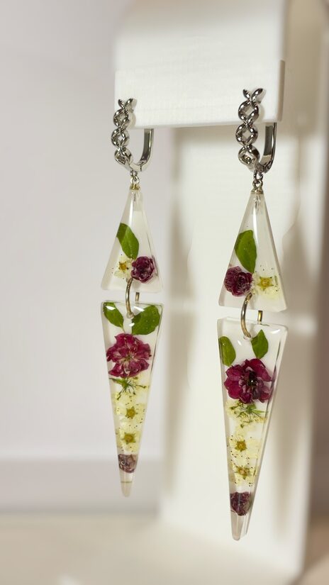 Balti auskari ar ziedu kompozīciju 1