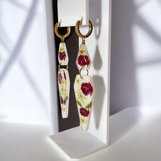 Balti auskari ar ziediem