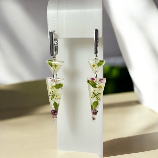 Balti auskari ar ziedu kompozīciju 2